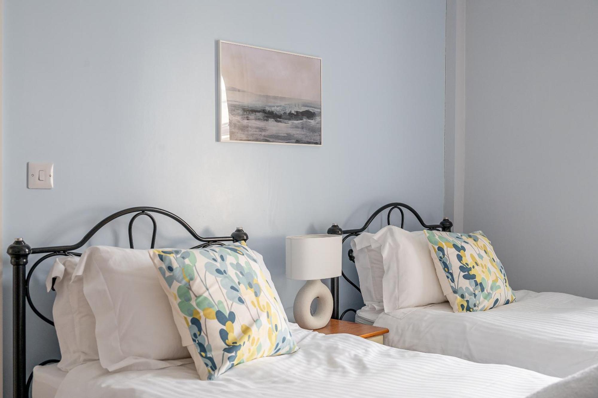 Rosemill - Large Pet Friendly Home With Off Road Parking Уитби Экстерьер фото